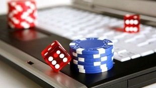 shwe66 Slots ဂိမ်းများ spin နှိပ်ကာ ဆုကြေးစောင့်နေသောမြင်ကွင်း